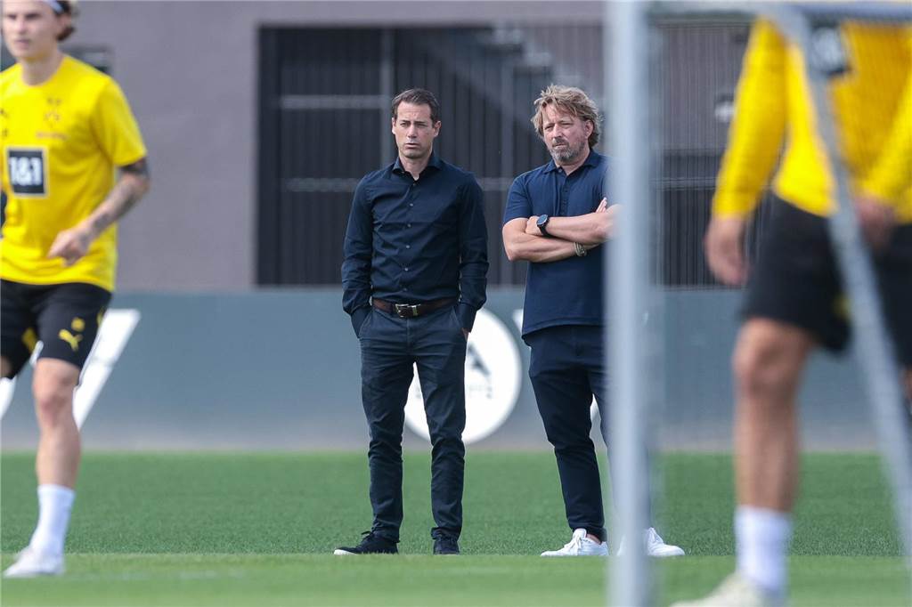 Erste BVB-Risse nach Rückkehr von Mislintat: Es geht um Macht und Kompetenzüberschreitungen Sven Mislintat steht neben Lars Ricken.