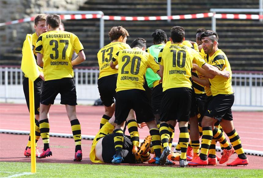 BVB II meldet sich nach 1:0 gegen Unterhaching zurück BVB II-Jubeltraube um Torschütze Tammo Harder (verdeckt).