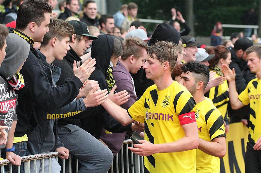 BVB II muss nach drei Jahren zurück in die Regionalliga BVB II-Kapitän Marc Hornschuh (l.) und seine Mitspieler verabschieden sich von den Fans.