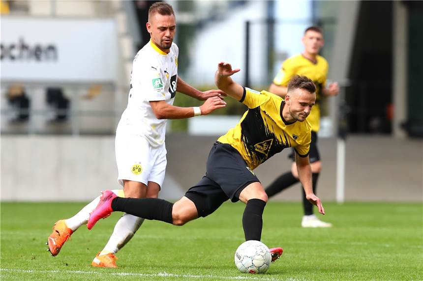 Neuzugang Franz Pfanne ist beim BVB II sofort auf Betriebstemperatur BVB-II-Neuzugang Franz Pfanne (l.) im Zweikampf.