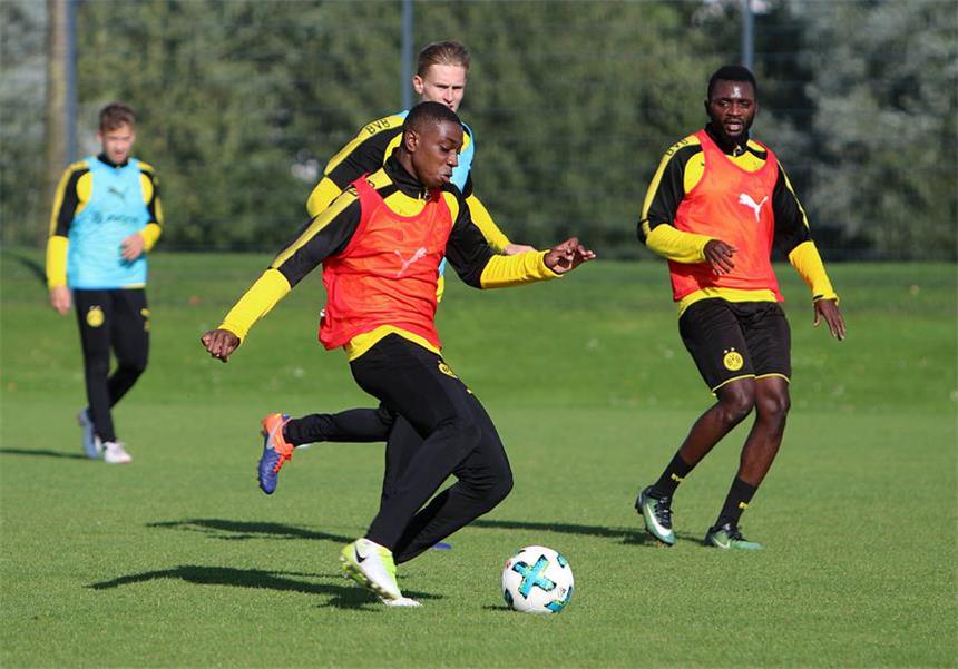 Talent von Manchester City auf dem Weg zum BVB BVB-II-Traininag in Brackel am 12. September