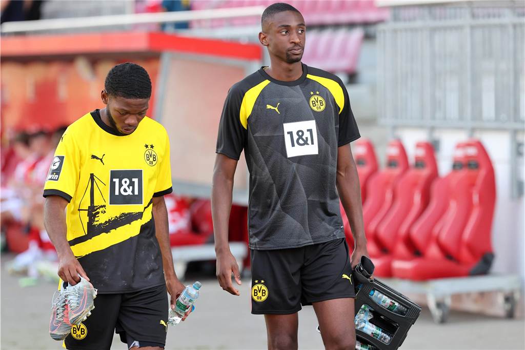BVB-U23 erlebt Horrorwoche mit drei Verletzungen : Training nach schwerem Unfall abgebrochen Felix Irorere trägt eine Wasserkiste.