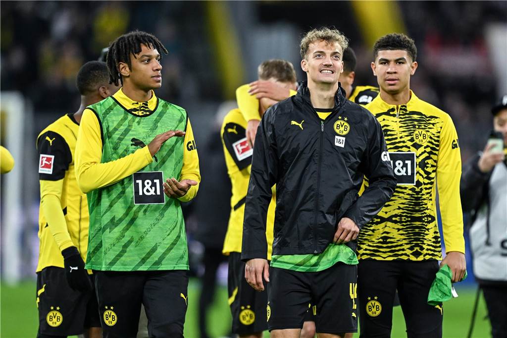 BVB-Innenverteidiger erneut verletzt: Zwangspause und offene Zukunft bei Filippo Mane Filippo Mane klatscht in die Hände.