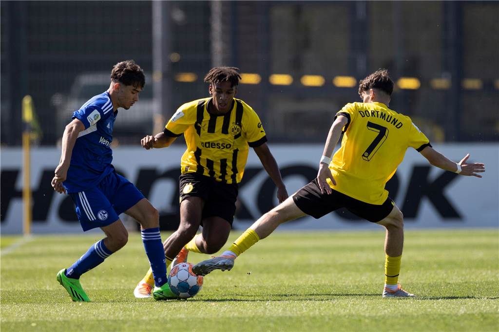 Rijkhoff schießt Schalke ab – BVB-U19 gelingt mit Derbysieg ein perfekter Start BVB-Innenverteidiger Filippo Mane (M.) im Zweikampf.