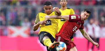 BVB-Innenverteidiger Manuel Akanji (l.) im Duell mit Bayern-Stürmer Robert Lewandowski.