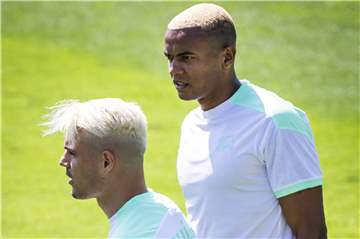 BVB-Innenverteidiger Manuel Akanji (r.) hat seinen Schweizer Mitspielern einen Friseurbesuch ermöglicht.