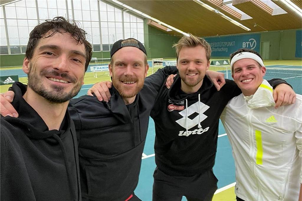 So verbringen die BVB-Profis ihren Weihnachtsurlaub: Viele schwarzgelbe Fotos Mats Hummels mit drei Freunden beim Tennis.