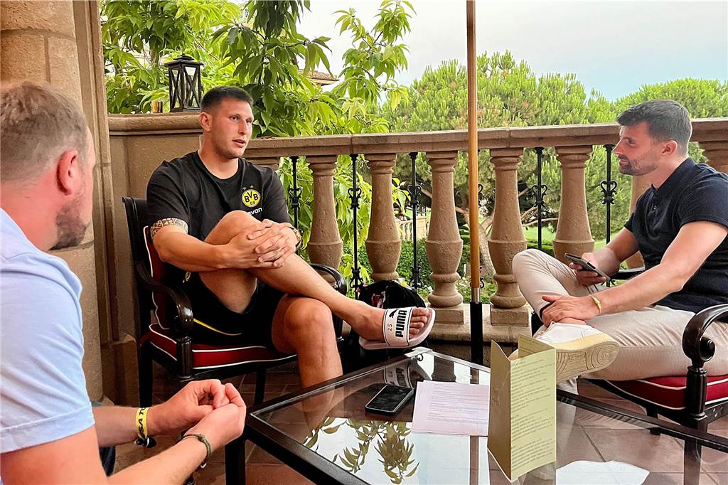 BVB-Spieler Niklas Süle spricht Klartext: „Meine Haltung werde ich für niemanden ändern“ Niklas Süle während des Interviews mit den Ruhr Nachrichten.