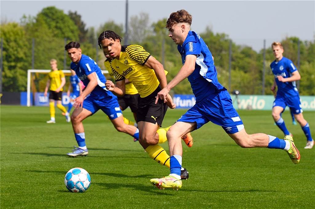 Fink und Rijkhoff schießen Schalke ab – BVB-U19 auf dem Weg ins Finale BVB-Innenverteidiger Nnamdi Collins im Zweikampf.