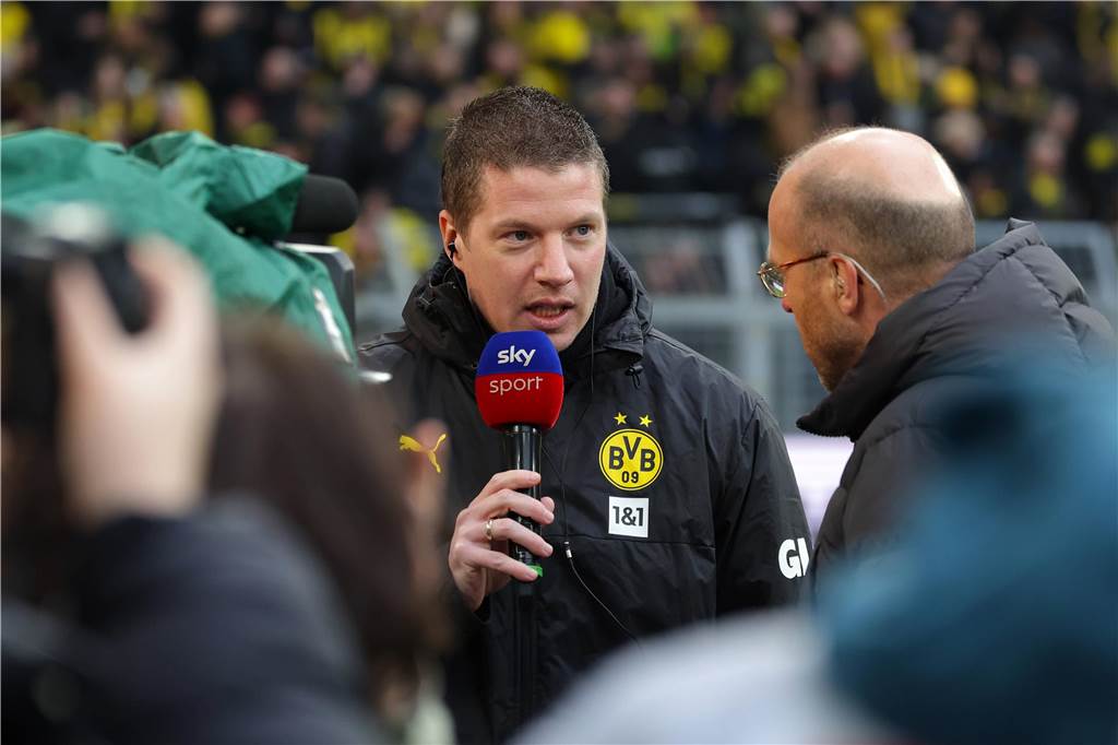 Mike Tullbergs Premiere als BVB-Trainer: Doppel-Schock, Klopp-Jubel, Ricken-Ritterschlag Mike Tullberg spricht in ein Mikrofon.