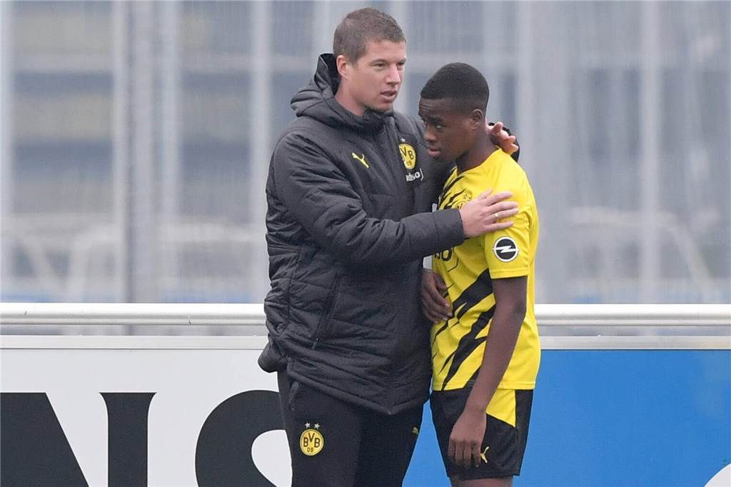Mike Tullberg nimmt Jamie Gittens in den Arm. 