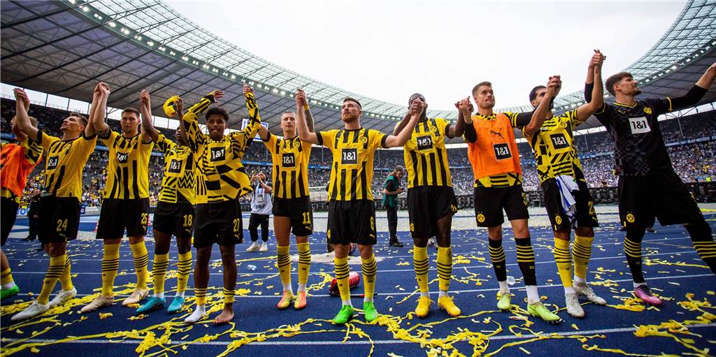 09 BVB-Fakten: Saisonrekord, Flankengötter und ein Modeste-Klassiker Die BVB-Spieler bejubeln den Sieg in Berlin vor der Fankurve.