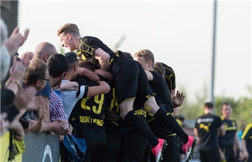 BVB-Jubel nach dem Treffer zum 2:0 durch Hüseyin Bult (verdeckt).