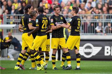 BVB-Jubel nach dem Treffer zum 2:0 durch Neuzugang Adnan Januzaj (r.).