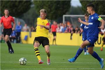BVB-Kapitän Dennis Lütke-Frie (l.) setzt sich im Zweikampf durch.