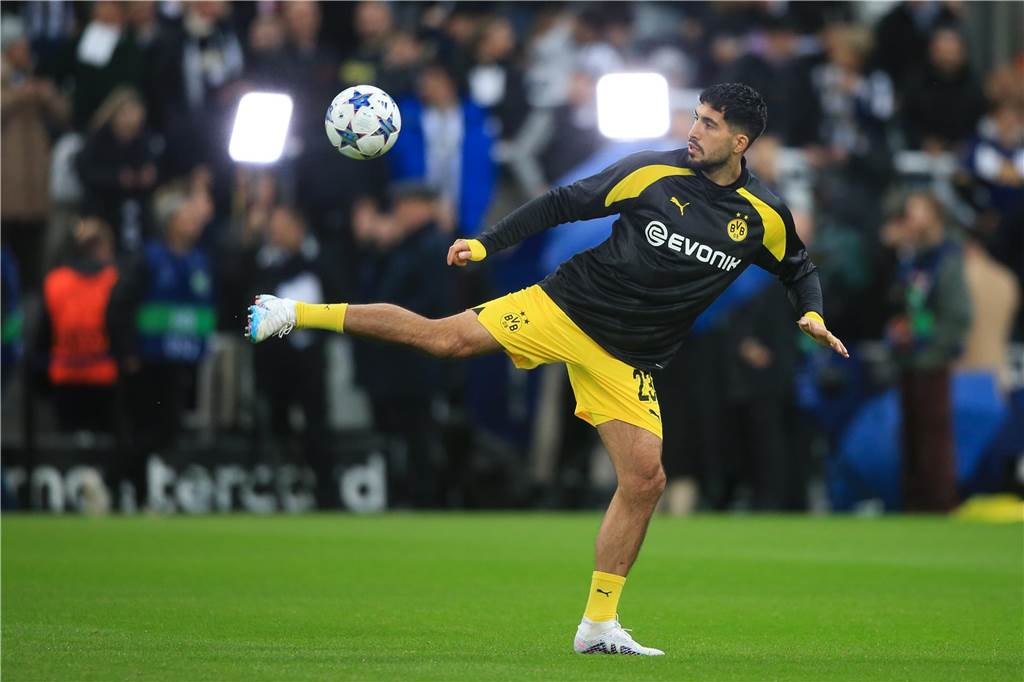 BVB-Alarmglocken schrillen nach Kobel-Hiobsbotschaft: Terzic begrüßt einen Rückkehrer im Training Emre Can spielt den Ball mit dem rechten Fuß.