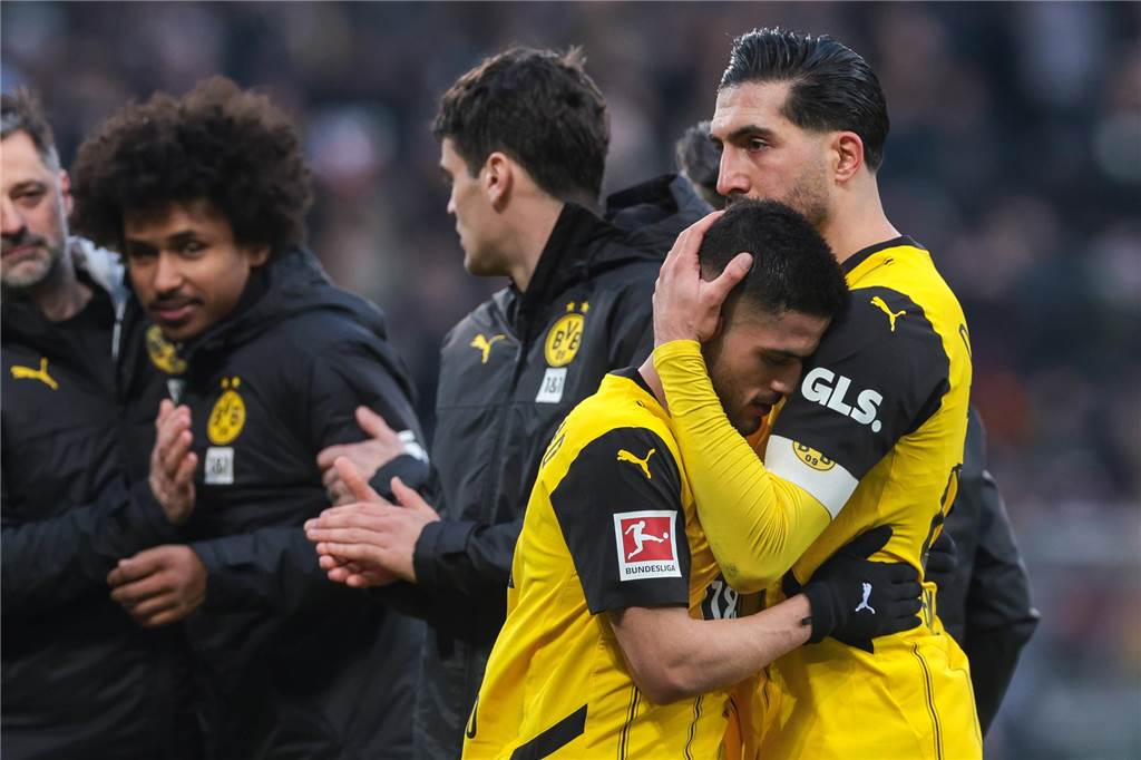 BVB-Verteidiger Couto überzeugt als Ryerson-Vertreter: Kovac-Trick schafft neue Freiheiten Emre Can umarmt Yan Couto.