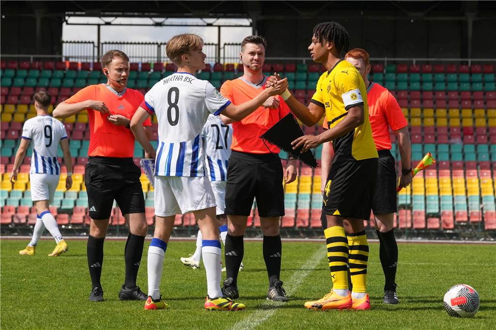 Filippo Mane klatscht mit Lukas Michelbrink ab.