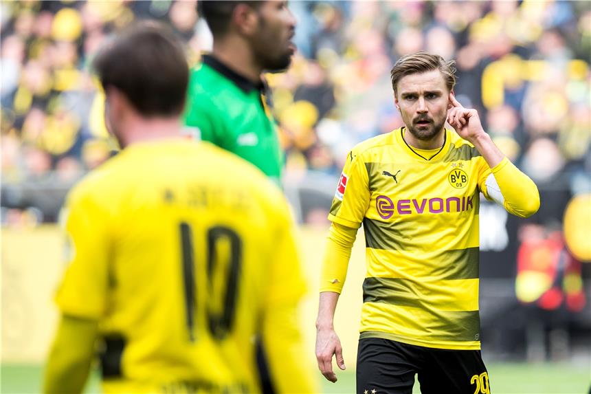 Stöger wirft Kapitän Marcel Schmelzer aus dem Kader BVB-Kapitän Marcel Schmelzer wurde für das Spiel gegen Leverkusen von Peter Stöger aus dem Kader geworfen.