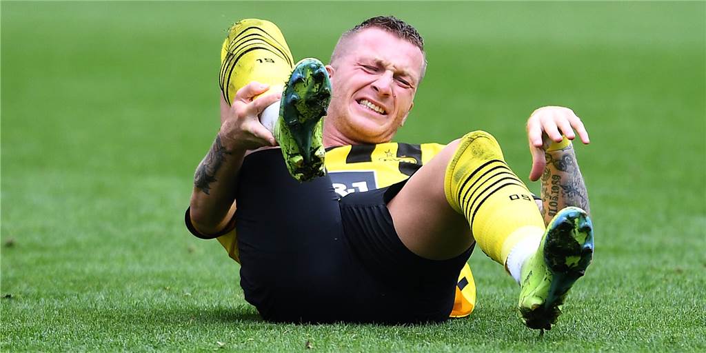 BVB ohne Marco Reus: Diese Spieler müssen jetzt Verantwortung übernehmen Marco Reus hält sich mit schmerzverzerrtem Gesicht den rechten Knöchel.