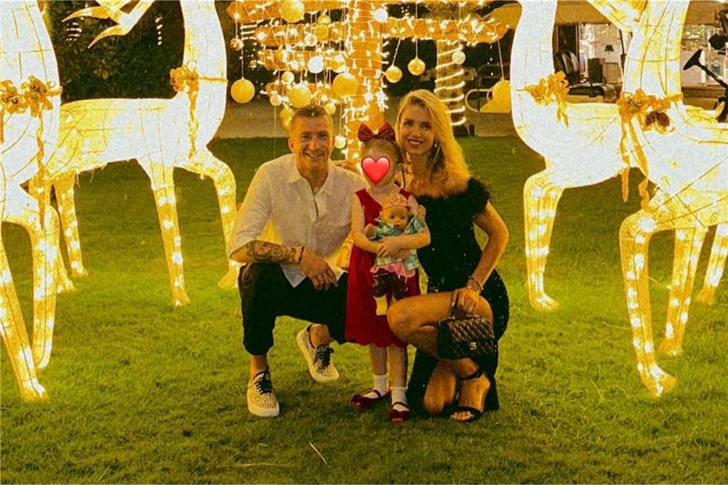 So verbringen die BVB-Profis ihren Weihnachtsurlaub: Viele schwarzgelbe Fotos BVB-Kapitän Marco Reus mit Ehefrau Scarlett und seiner Tochter.
