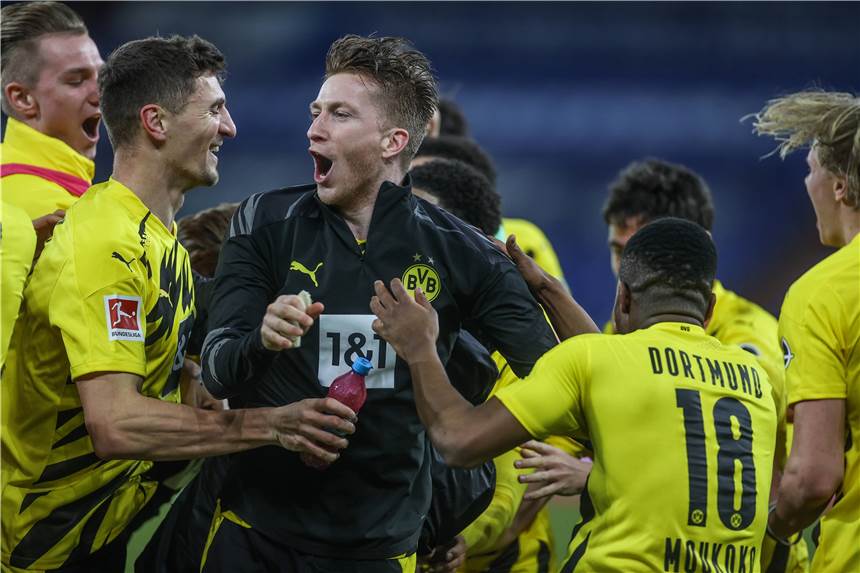 BVB-Kapitän Reus gerät ins Schwärmen: „Er ist eine absolute Maschine“ BVB-Kapitän Marco Reus (M.) bejubelt gemeinsam mit seinen Teamkollegen den Derbysieg.