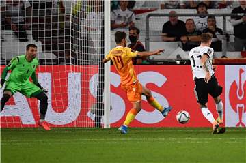 BVB-Kapitän Marco Reus (r.) erzielt gegen Armenien den Treffer zum 3:0.