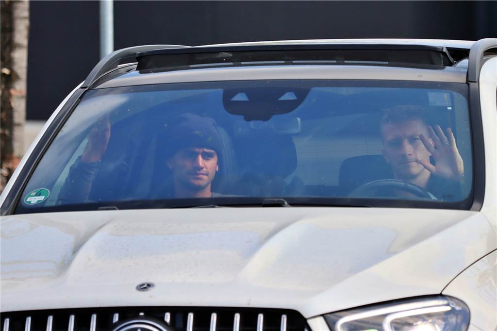 BVB-Wettlauf für Haaland und Reus - überraschende Rückkehr deutet sich an BVB-Kapitän Marco Reus (r.) verlässt am Sonntagmittag gemeinsam mit Mahmoud Dahoud das Trainingsgelände in Brackel.