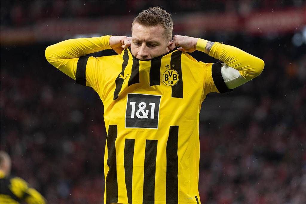Marco Reus zieht sich sein Trikot ins Gesicht.