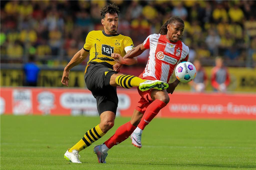 Viele BVB-Defizite beim Nmecha-Debüt gegen Erfurt: Hazard und Wolf sichern späten 2:1-Sieg Mats Hummels im Zweikampf.