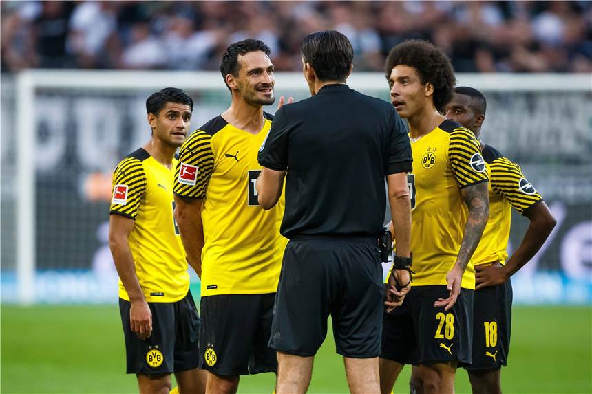 Topspiel-Niederlage in Unterzahl: BVB-Abwehrchef Hummels spricht Klartext BVB-Kapitän Mats Hummels (l.) diskutiert mit Schiedsrichter Deniz Aytekin.