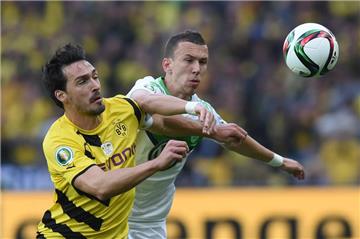 BVB-Kapitän Mats Hummels (l.) im Zweikampf mit Ivan Perisic.
