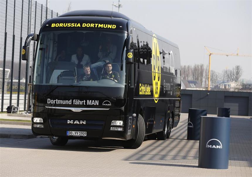 Die BVB-Spieler haben jetzt auch WLAN an Bord BVB-Kapitän Sebastian Kehl am Steuer des neuen Mannschaftsbusses.