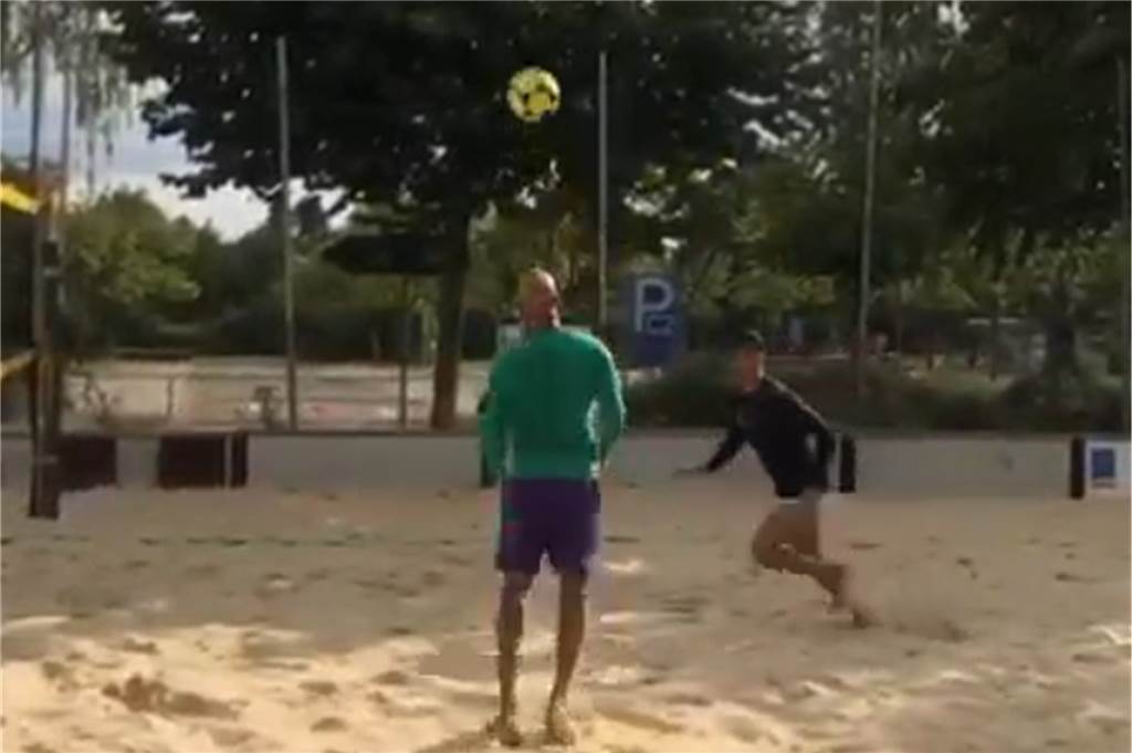 Footvolley: BVB-Legende Dede heißt Neuzugang Reinier willkommen BVB-Legende Dede (l.) und Neuzugang Reinier beim Footvolley.