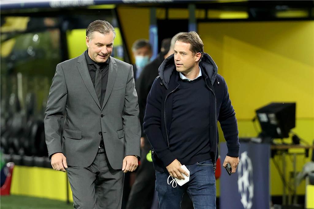 Michael Zorc und Lars Ricken laufen über den Platz.