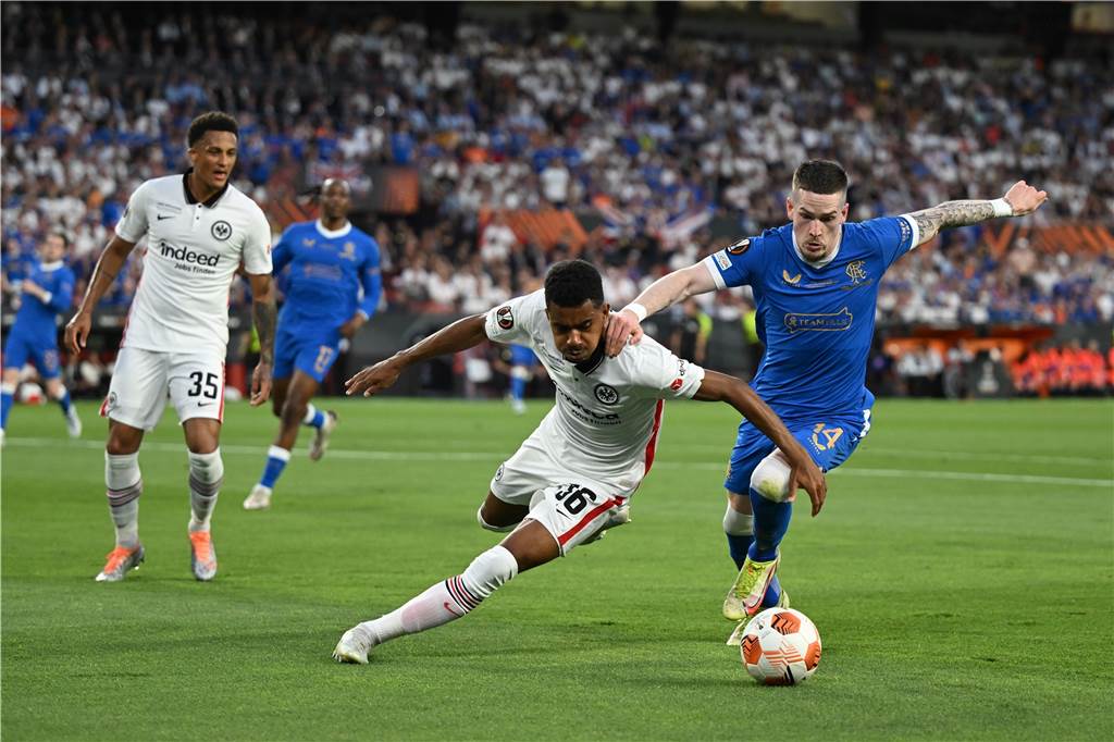 Frankfurts Ansgar Knauff und Glasgows Ryan Kent (r.) in Aktion beim Europa-League-Finale.