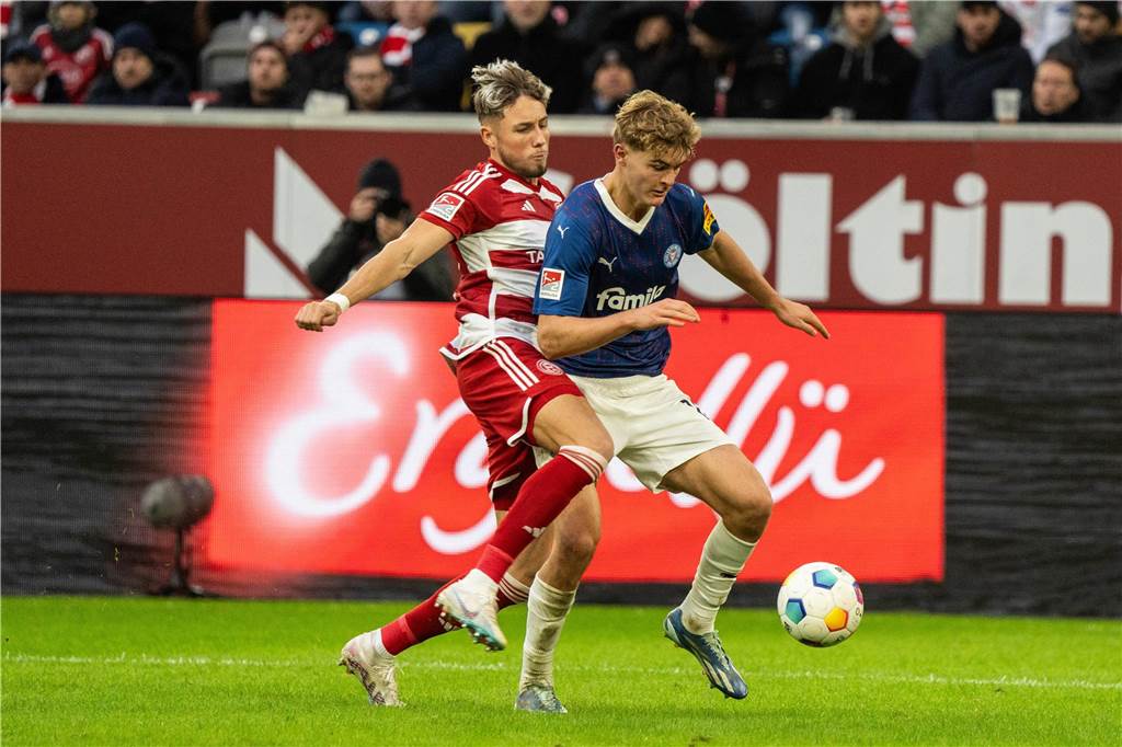BVB sucht einen neuen Linksverteidiger: Ryerson-Verletzung und Bensebaini beim Afrika-Cup Tom Rothe im Zweikampf.