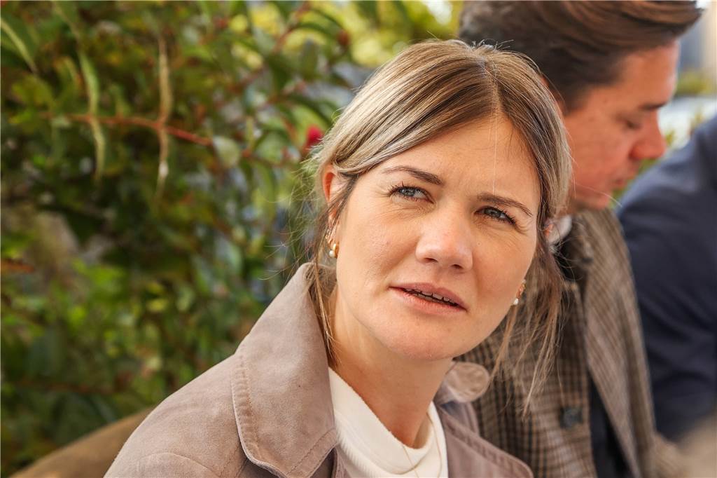 „Deutlich an Einfluss gewonnen“: So umfassend ist das BVB-Netzwerk in der Fußball-Welt Marie Köhler blickt zur Seite.