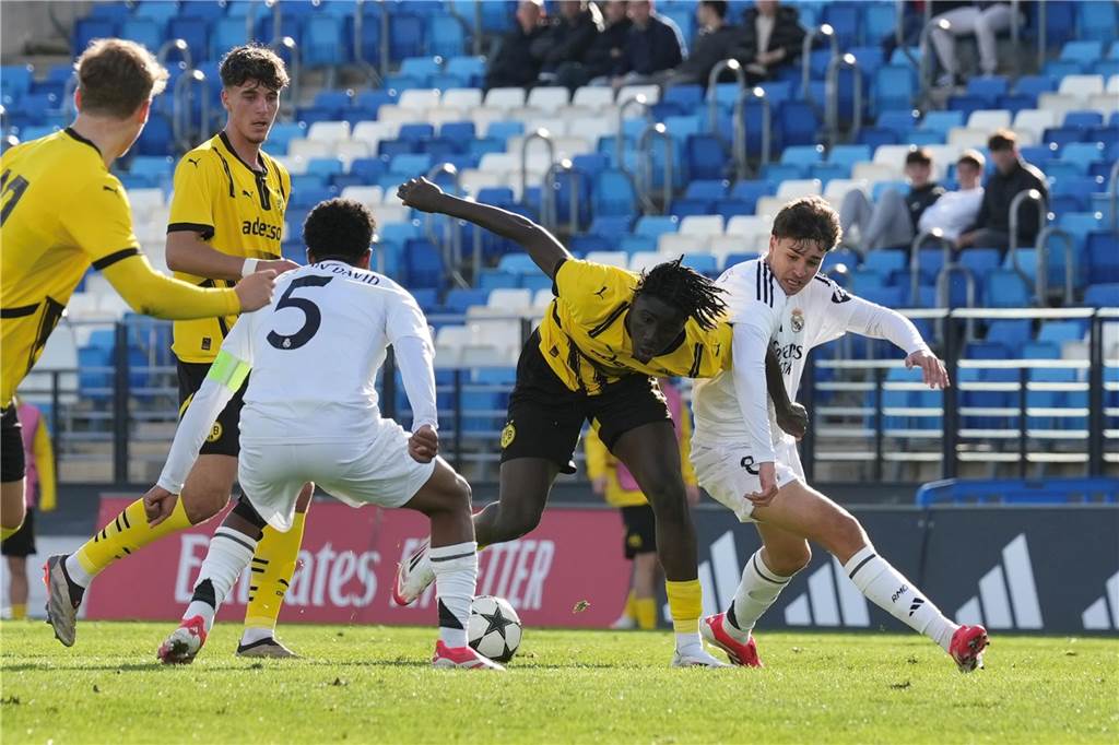 Gelingt der BVB-U19 gegen Real Madrid erneut die große Überraschung?: Youth League live Ousmane Diallo führt einen Zweikampf um den Ball.