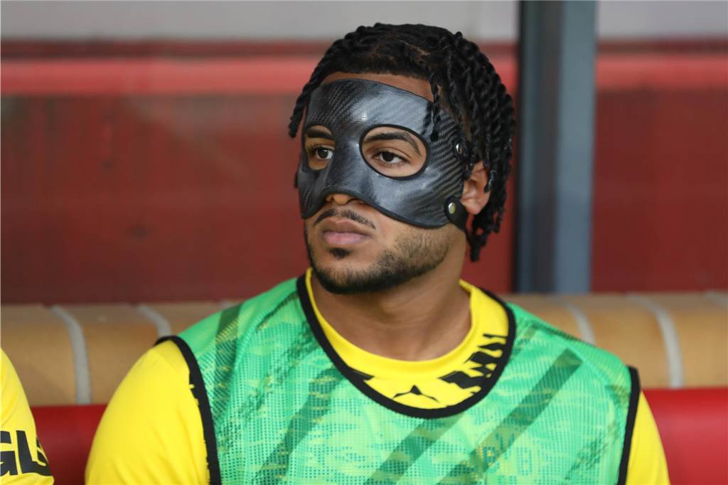 Neue Details zum BVB-Vertrag von Almugera Kabar Almugera Kabar trägt eine Gesichtsmaske.