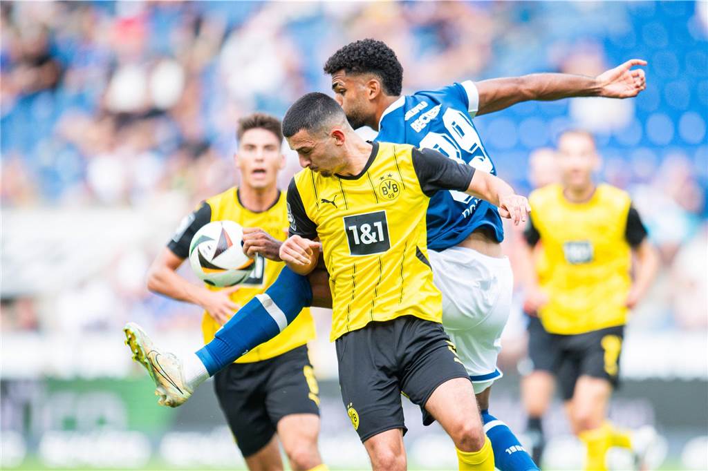 Abwehrengpass der BVB-U23 spitzt sich zu: Bittere Nachricht für Prince Aning – Sorgen um Bueno Baran Mogultay führt einen Zweikampf.
