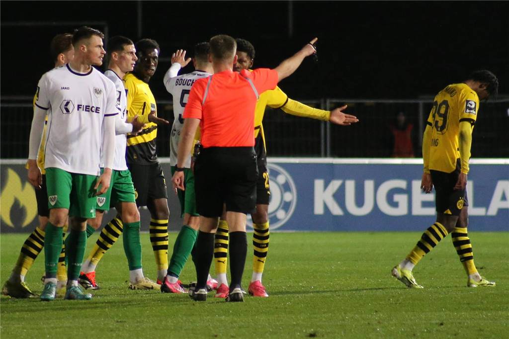 BVB-Platzverweis als Sinnbild: Prince Aning kämpft gegen die Zweifel an Schiedsrichter Felix Weller verweist Prince Aning des Feldes.