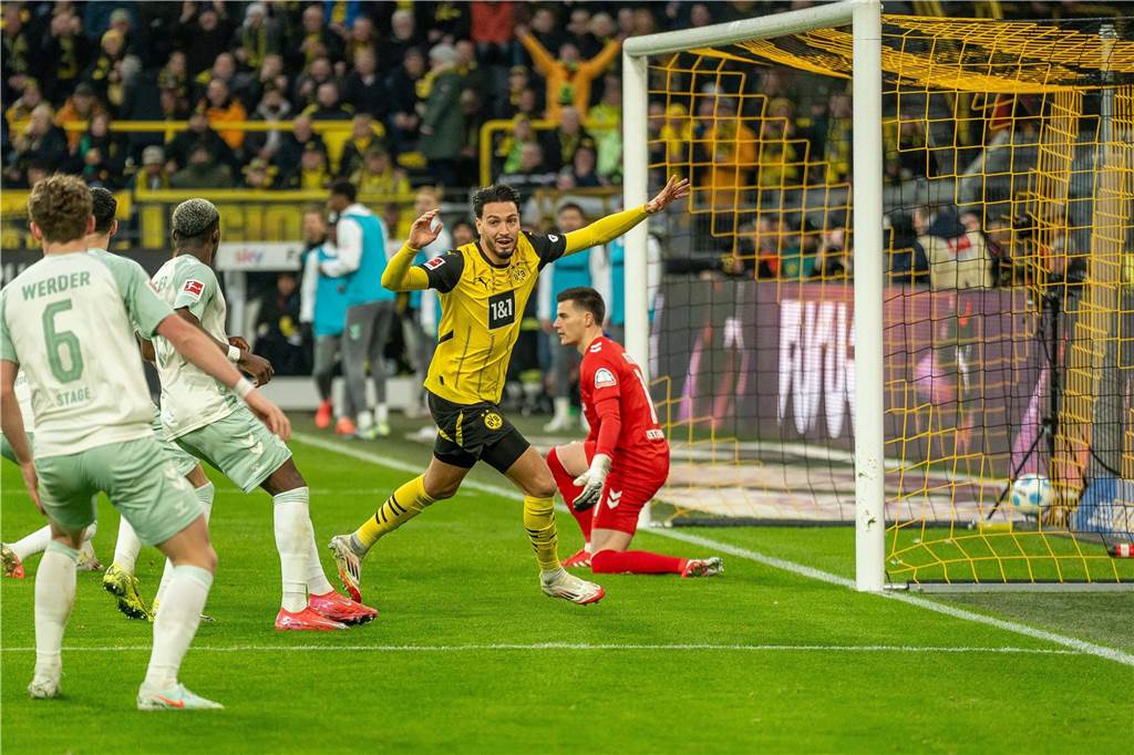 Große BVB-Sorgen um Nmecha: DFB gesteht Fehlentscheidung vor Dortmund-Treffer gegen Bremen ein Ramy Bensebaini jubelt-