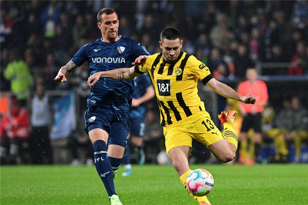 Neuer BVB-Bestwert in Bochum – ernüchternde Brandt-Bilanz: 09 Fakten zum Revierderby Raphael Guerreiro im Zweikampf.