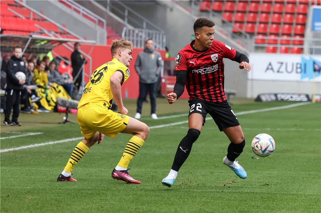 BVB-U23 stoppt den freien Fall: Preuß fordert „noch mehr Struktur“ – Entwarnung bei Rothe Tom Rothe im Zweikampf.