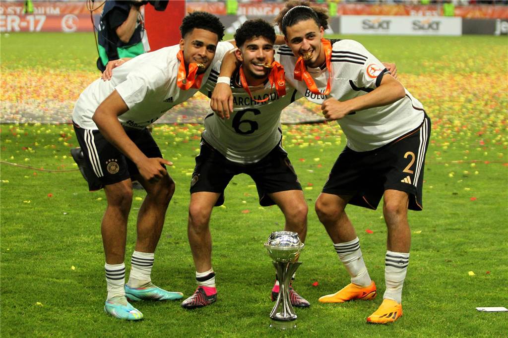 Almugera Kabar posiert mit dem EM-Pokal.