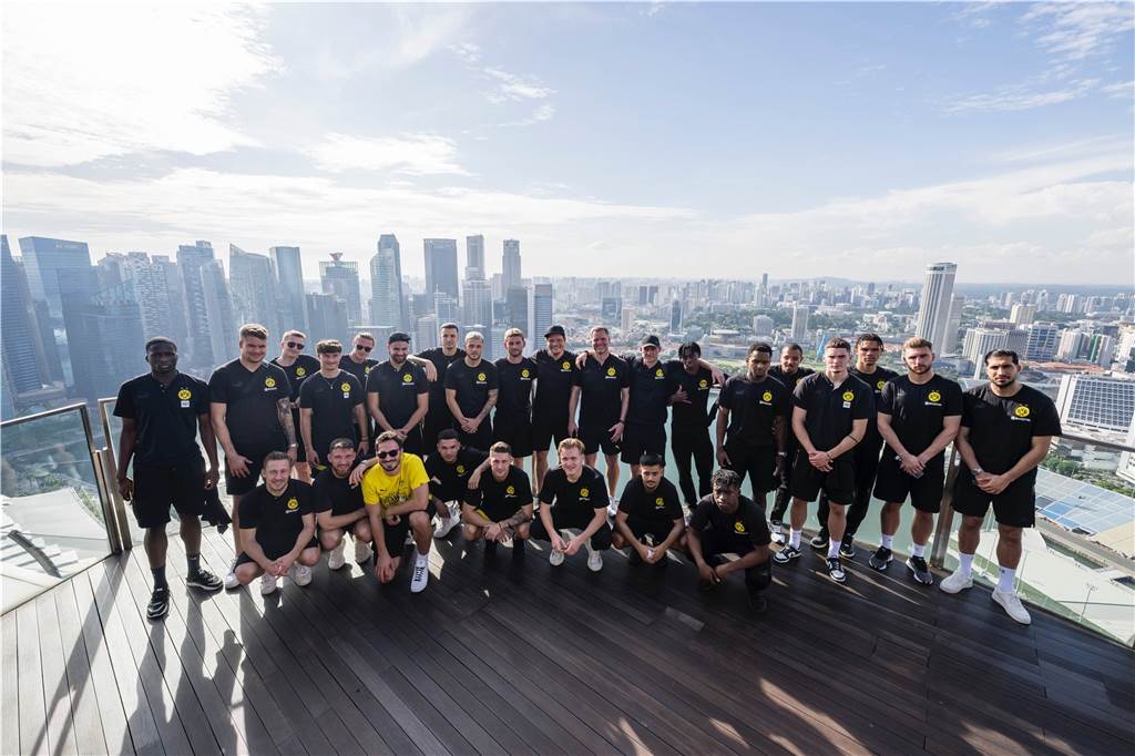 BVB-Profis auf Sightseeing-Tour durch Singapur: „Stand auf meiner Bucket List“ BVB-Mannschaftsfoto auf dem Marina Bay Sands.