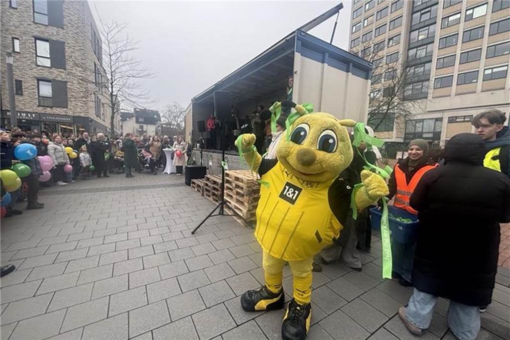 Tag der Kinderhospizarbeit: Knapp 2000 Schüler auf Willy-Brandt-Platz BVB-Maskottchen Emma vor der Bühne am Rathaus in Lünen