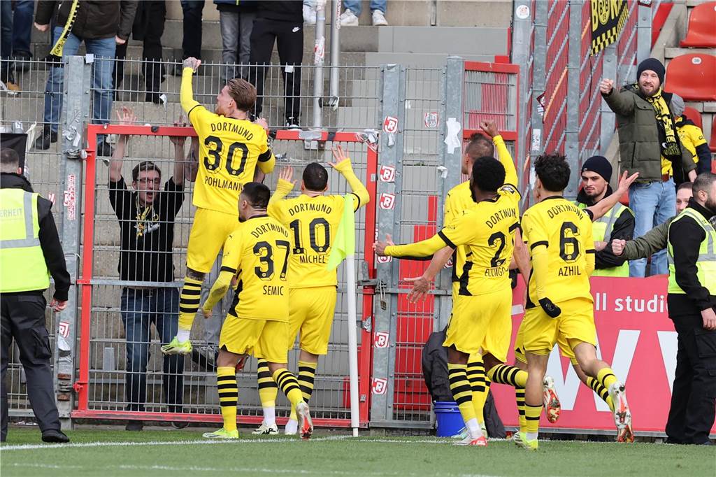 BVB-Spektakel nach der Halbzeit: Pohlmann führt U23 mit Dreierpack zum Sieg in Unterhaching Ole Pohlmann jubelt über ein Tor.