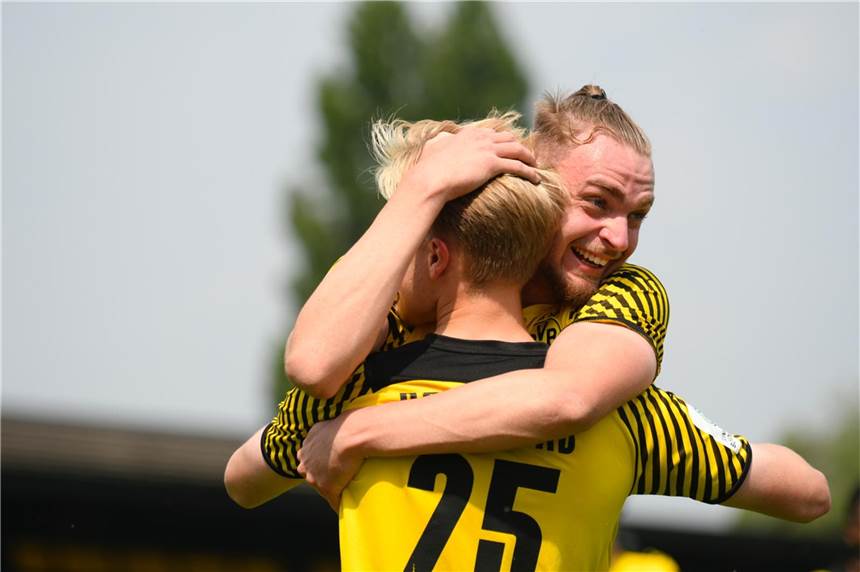 Fink und Rijkhoff schießen Schalke ab – BVB-U19 auf dem Weg ins Finale BVB-Torschützen unter sich: Bradley Fink und Julian Rijkhoff.